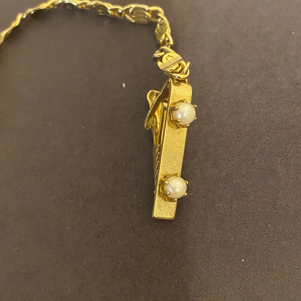 Vintage Gold-Tone Pearl Accent Women’s sweater clip - Picture 3 of 9